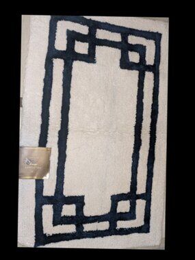 NWT Fieldcrest Luxury Accent Bath Rug 20x34 White with Navy Blue Border
